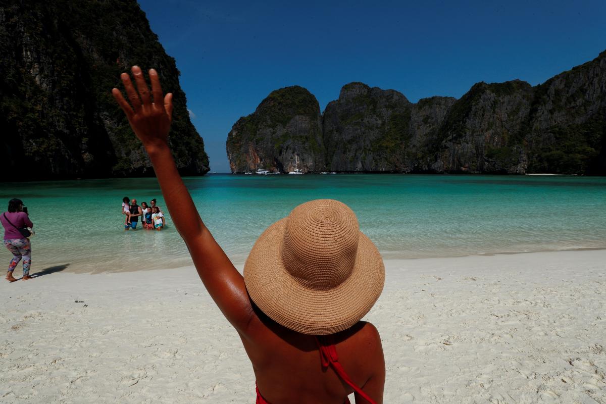 Популярный пляж Майя Бэй принял первых туристов / фото REUTERS