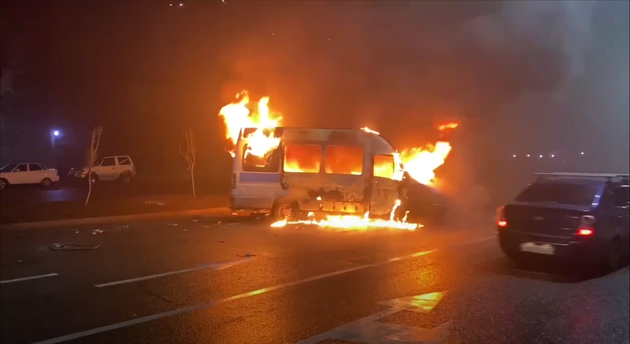 Protesters started setting fire to police cars / screenshot