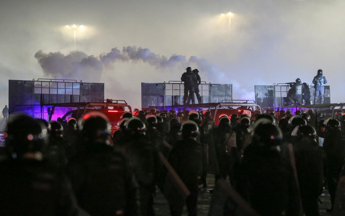 Shots are heard in the released footage, the streets are covered with smoke / photo: REUTERS