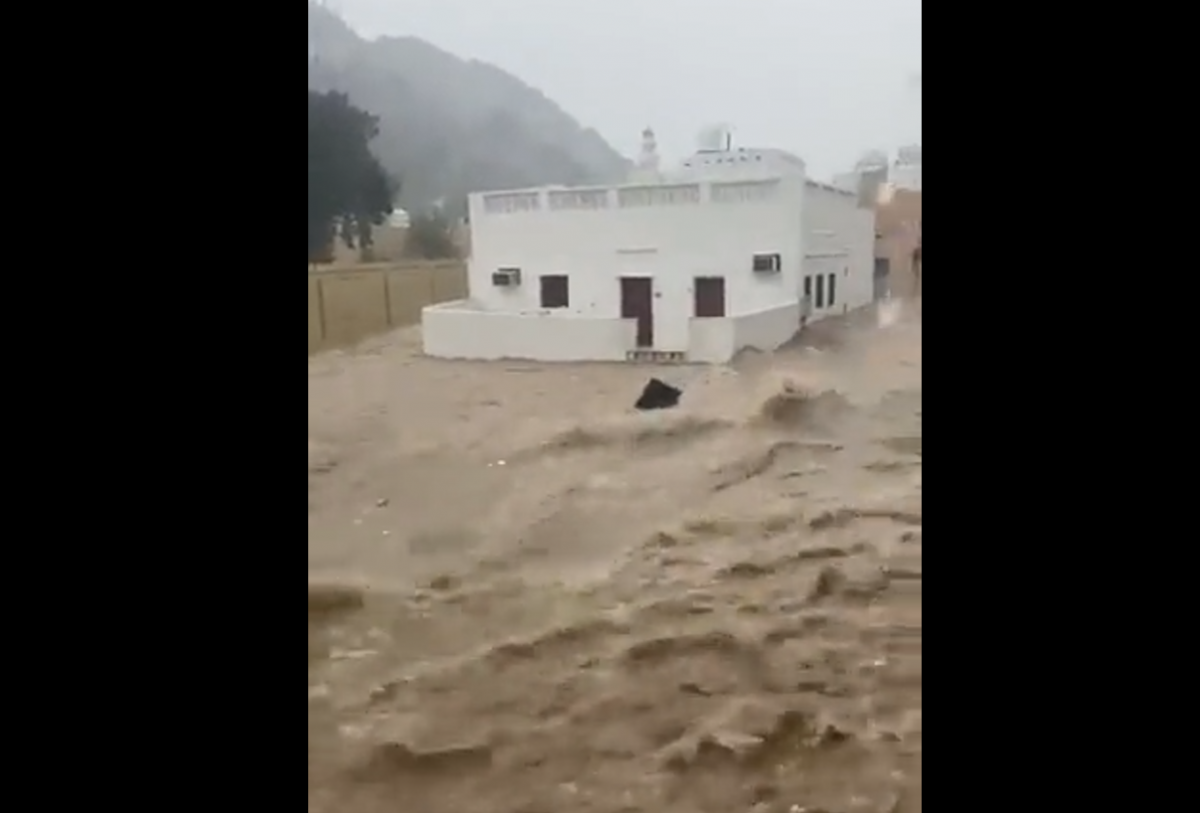 Large-scale flooding began in Oman and Iran / screenshot from video