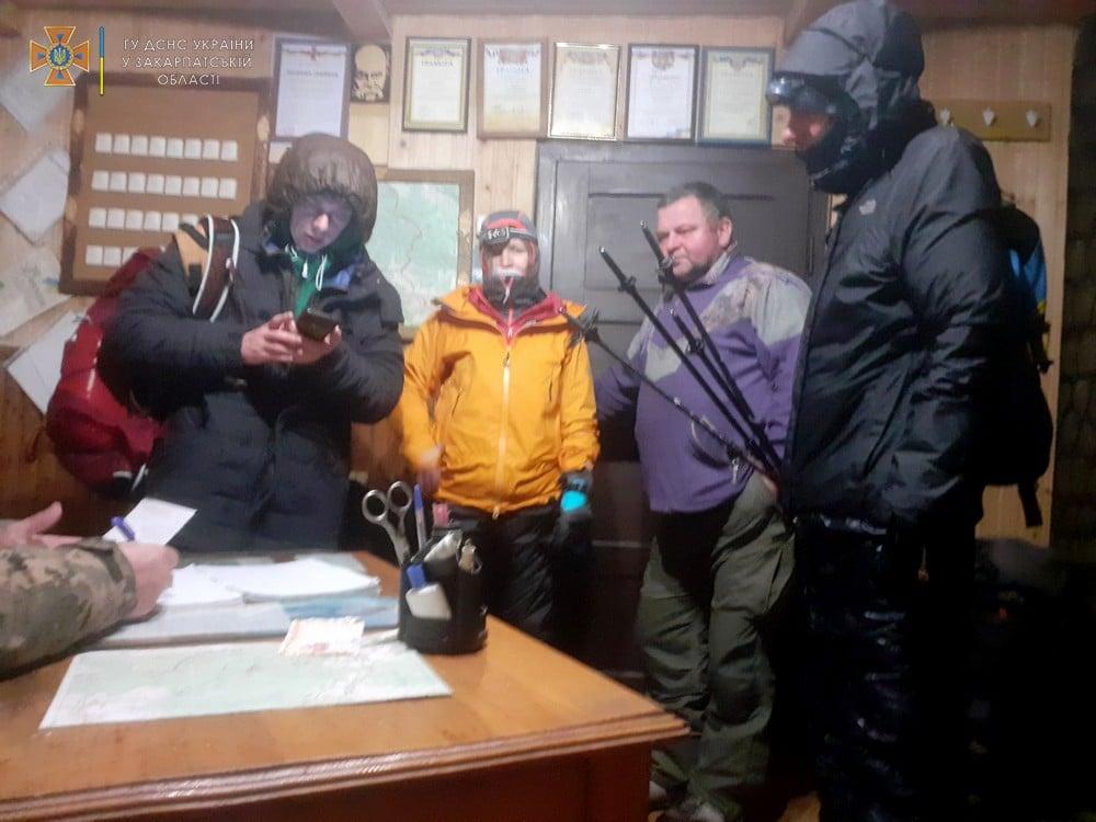 Туристов из Одессы отыскали в Карпатах / фото facebook.com/MNS.GOV.UA