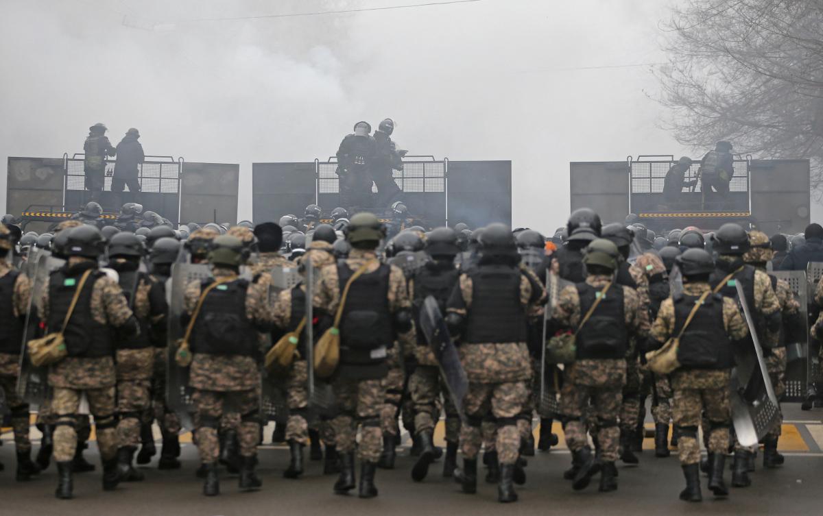 В Казахстане происходят столкновения протестующих с полицейскими и армией / фото REUTERS