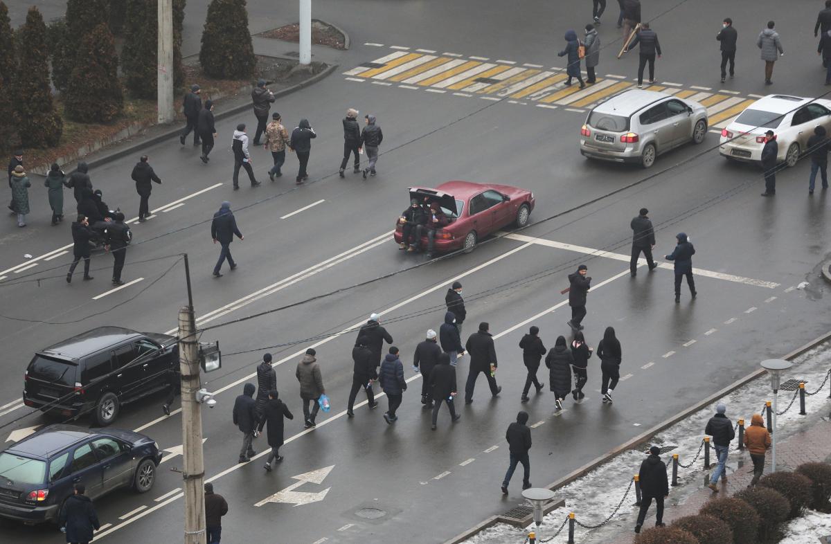  Аян Шарипбаев: "Люди просто сбегались, подхватывали и разбегались с оружием / фото REUTERS