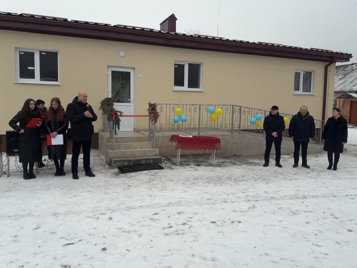 У Рівненській області "урочисто" відкрили туалет / фото facebook / ludachmut У Рівненській області "урочисто" відкрили туалет / фото facebook / ludachmut