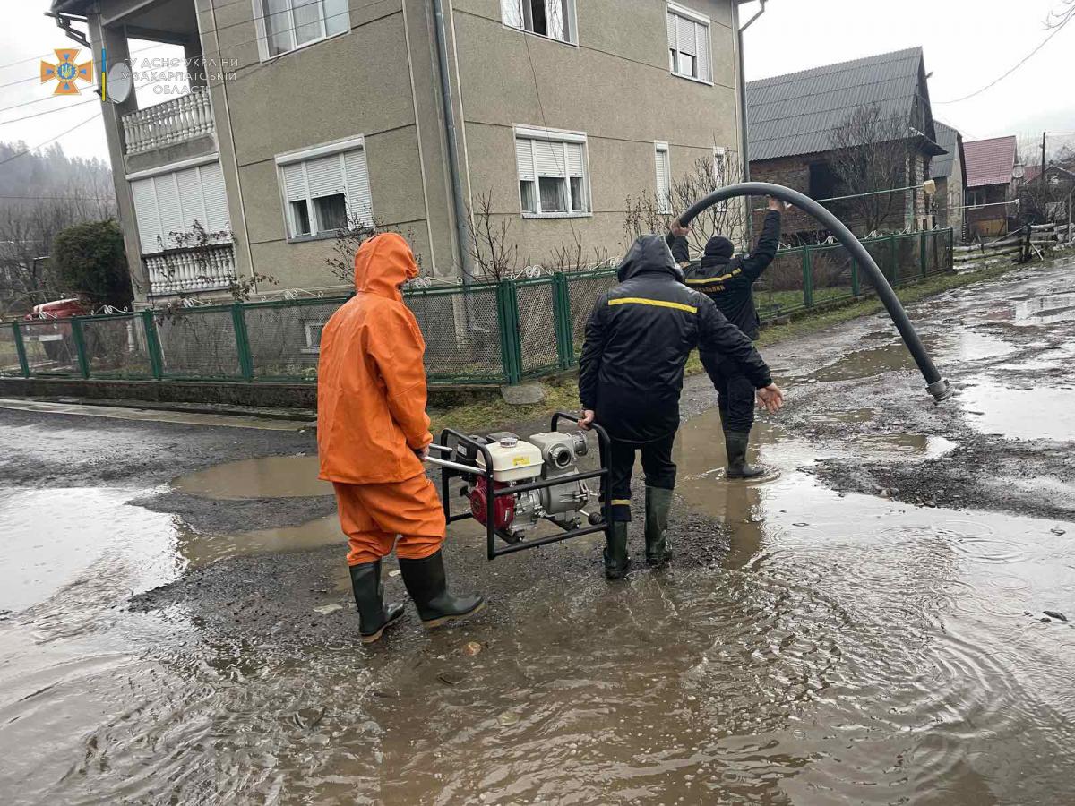 На Закарпатье подтоплено более полутора сотен домохозяйств / фото ГСЧС Украины в Закарпатской области