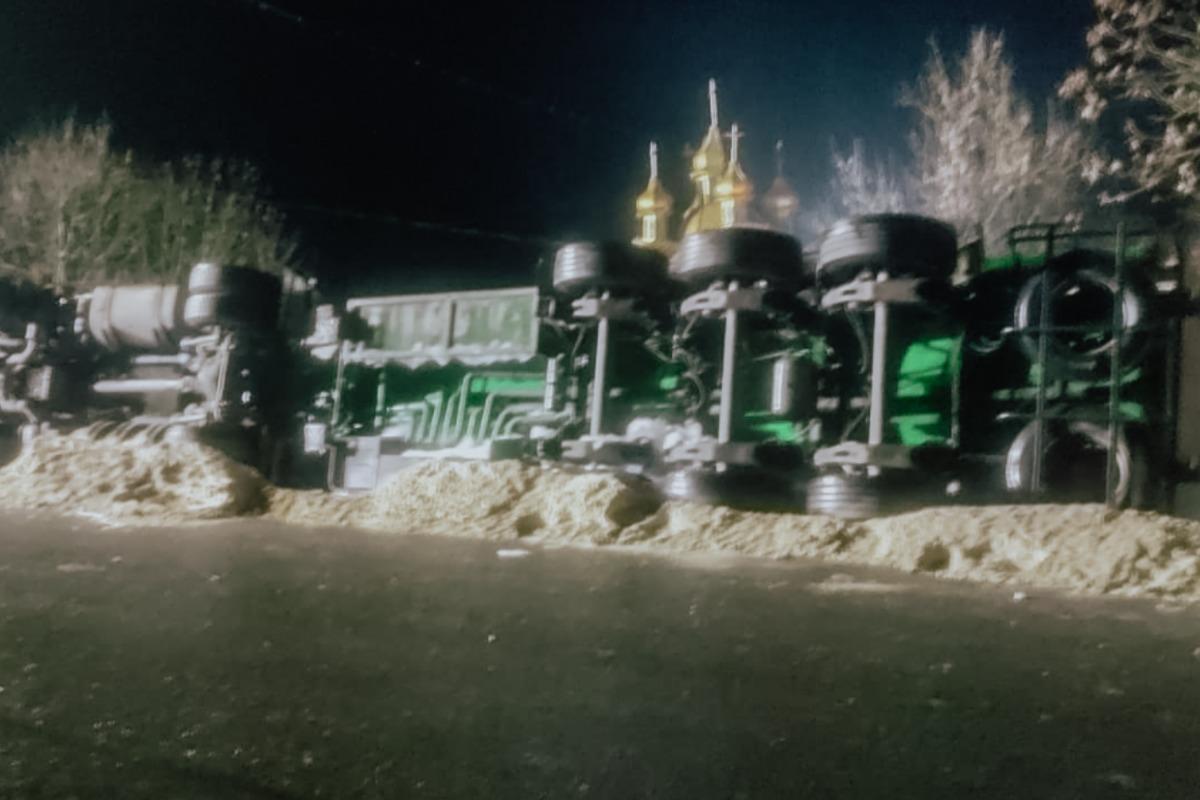 На Тернопільщині в аварію потрапив бензовоз, було перекрито рух міжнародною трасою / фото tr.dsns.gov.ua