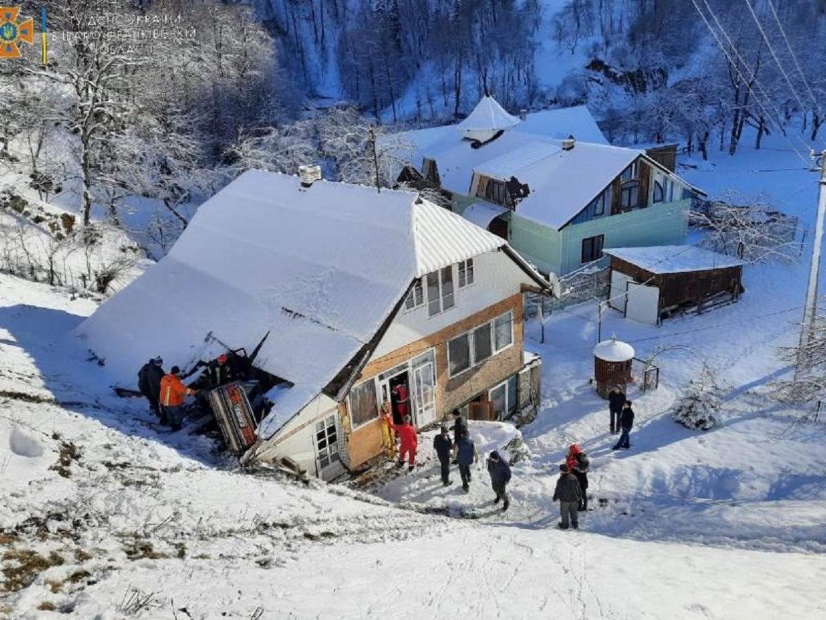 Авто влетіло в дах будинку / фото ДСНС Авто влетіло в дах будинку / фото ДСНС