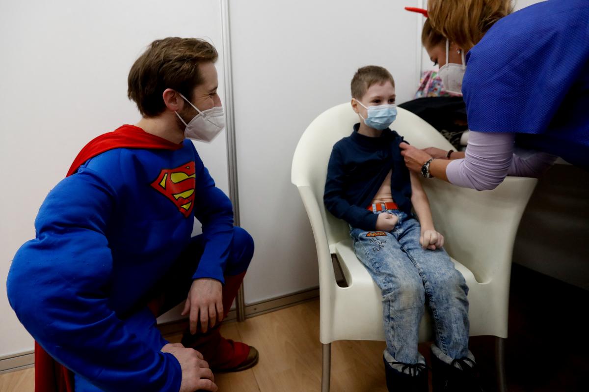 В Минздраве рассказали, когда в Украине стартует COVID-вакцинация детей от 5 лет / REUTERS