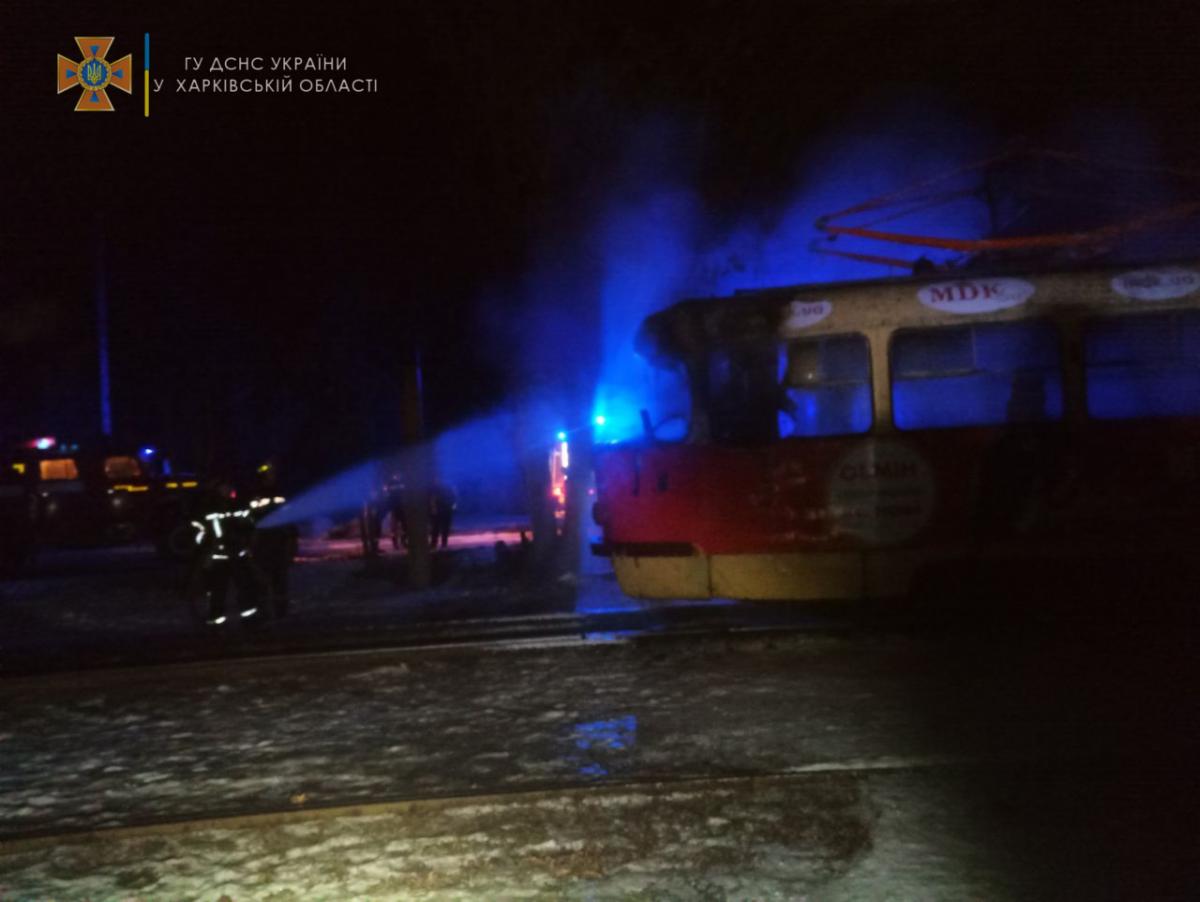 В Харькове на ходу загорелся трамвай / фото kh.dsns.gov.ua В Харькове на ходу загорелся трамвай / фото kh.dsns.gov.ua
