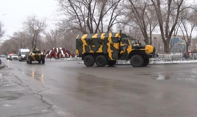 Russian armored vehicles are driving around the city \ screenshot from video