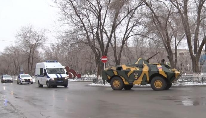 The streets of the Kazakh city of Baikonur are patrolled by Russian armored vehicles \ screenshot from video