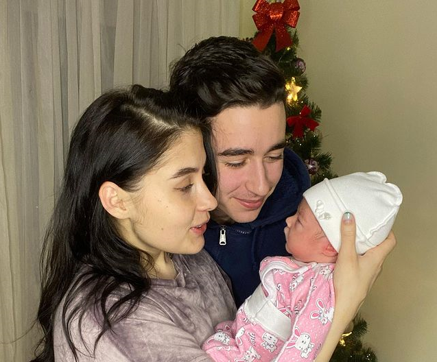 19-летний Роман Сасанчин показал лицо новорожденной дочери 19-летний Роман Сасанчин показал лицо новорожденной дочери