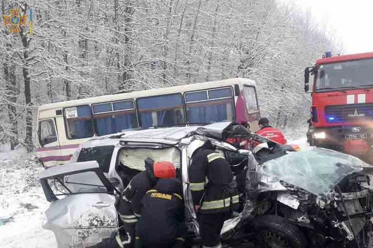 У Львівській області в аварію потрапив рейсовий автобус / фото t.me/dsns_telegram