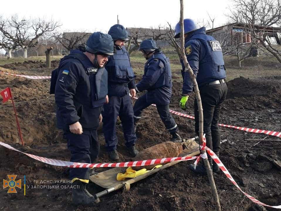 Бомбу нашли случайно / фото ГСЧС Бомбу нашли случайно / фото ГСЧС
