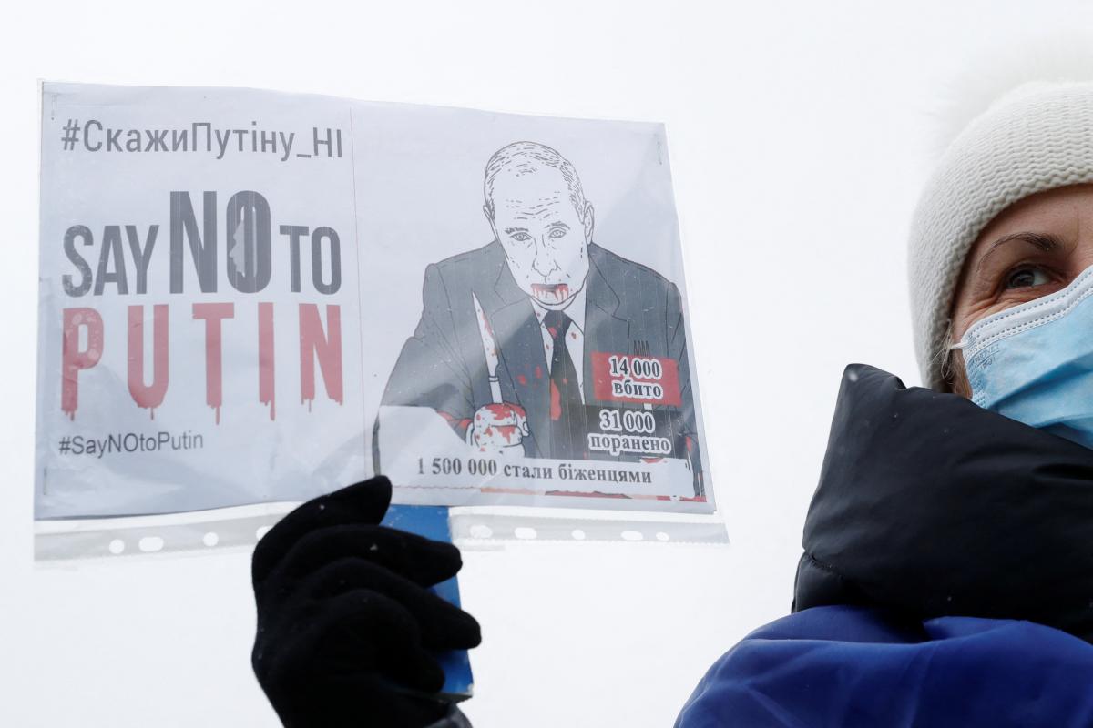 Акція "Скажи Путіну ні" відбулася на Михайлівській площі / фото REUTERS Акція "Скажи Путіну ні" відбулася на Михайлівській площі / фото REUTERS