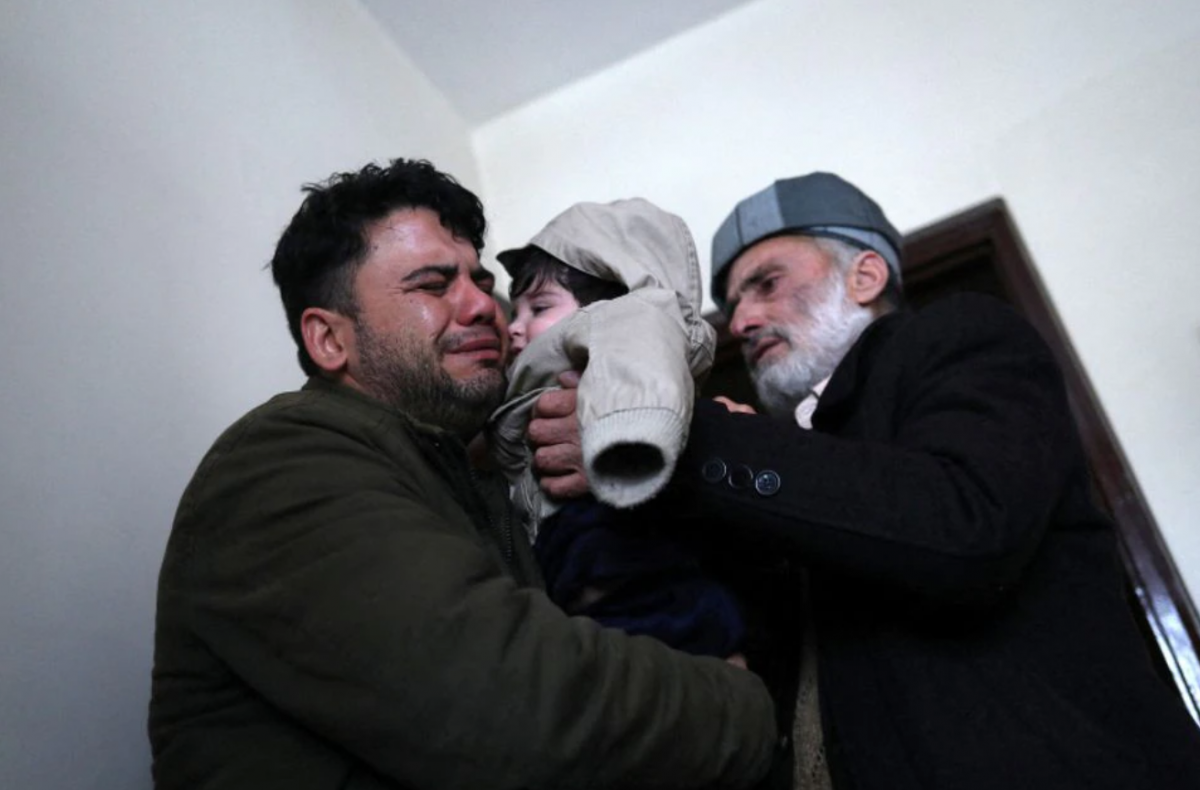 Таксист, который нашел младенца, передал его дедушке / фото Reuters