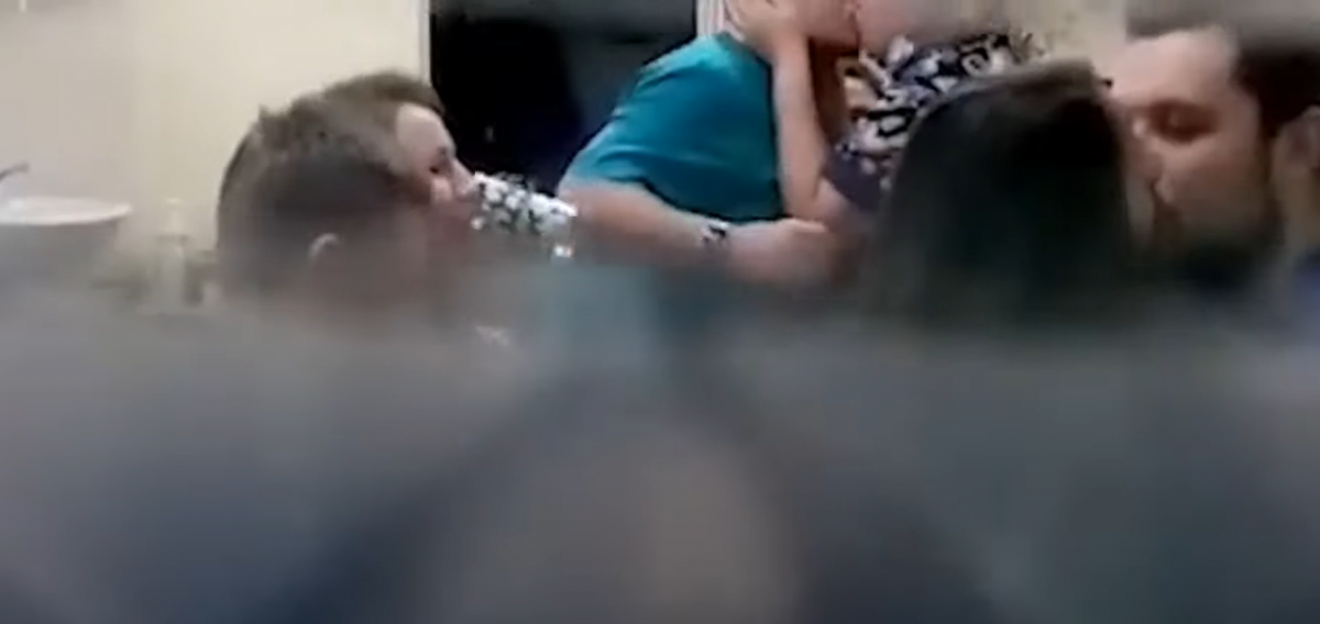 Росіянка зняла на відео "корпоратив" в лікарні / Скриншот Росіянка зняла на відео "корпоратив" в лікарні / Скриншот