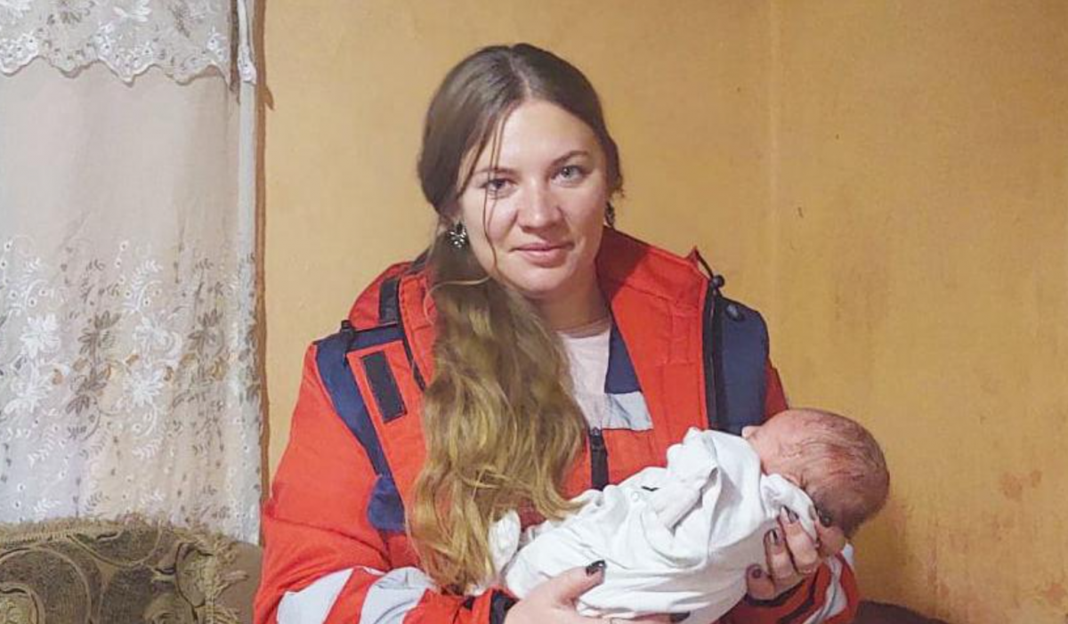 На Закарпатті жінка сказала медикам, що знайшла дитину у смітнику / фото facebook.com/103zakarpat На Закарпатті жінка сказала медикам, що знайшла дитину у смітнику / фото facebook.com/103zakarpat