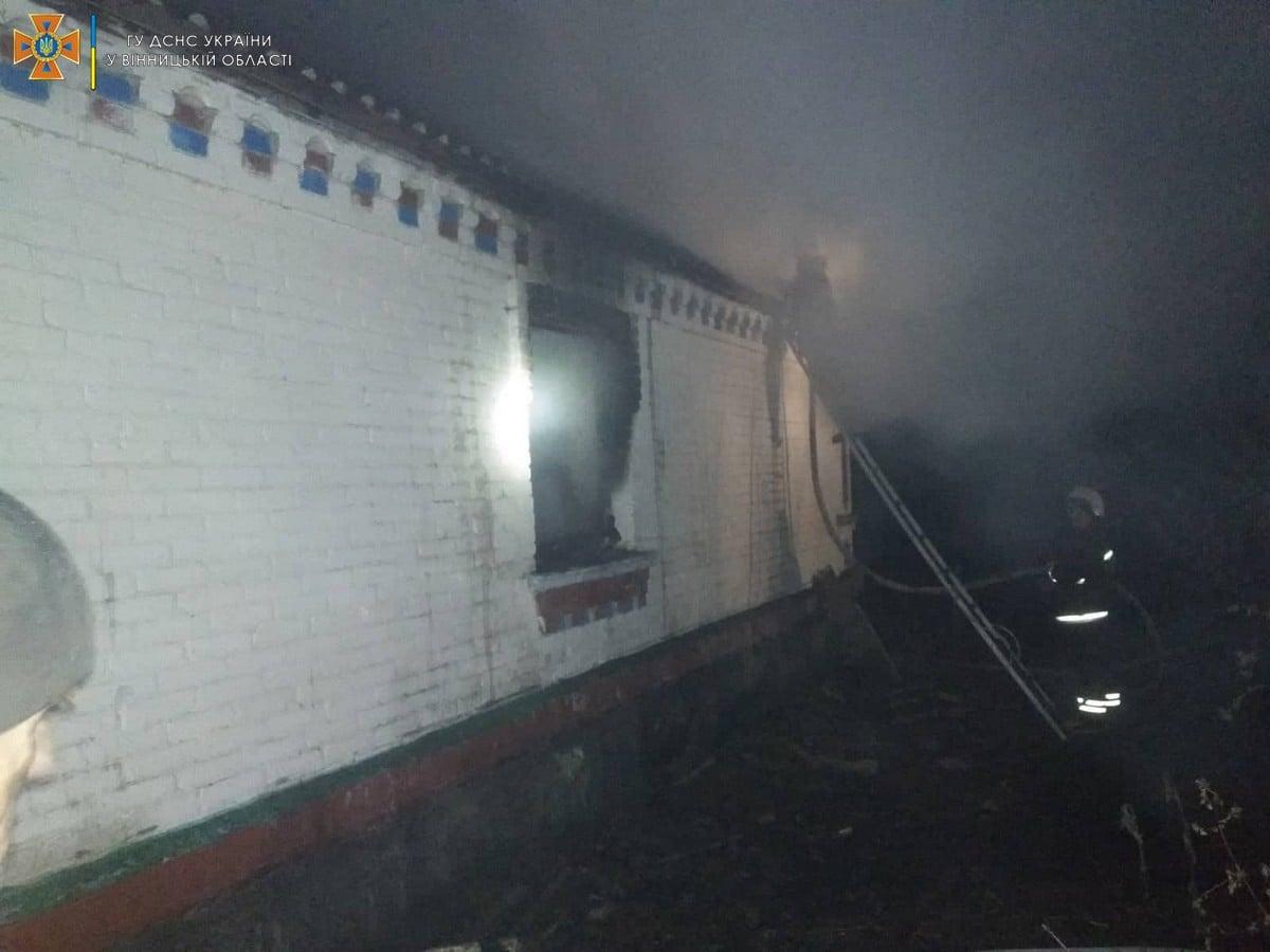 У Вінницькій області сталася трагедія: під час пожежі у селі Тараски загинув 7-річний хлопчик / фото facebook.com/dsnsvin У Вінницькій області сталася трагедія: під час пожежі у селі Тараски загинув 7-річний хлопчик / фото facebook.com/dsnsvin