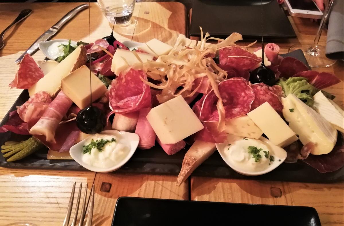 Знамениті савойські сири і ковбаси в ресторані L’Etoile / фото Марина Григоренко