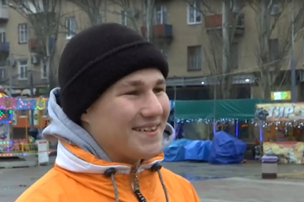 Олександр Оганьян отримав нагороду за те, що врятував пасажирів маршрутки / скріншот Олександр Оганьян отримав нагороду за те, що врятував пасажирів маршрутки / скріншот