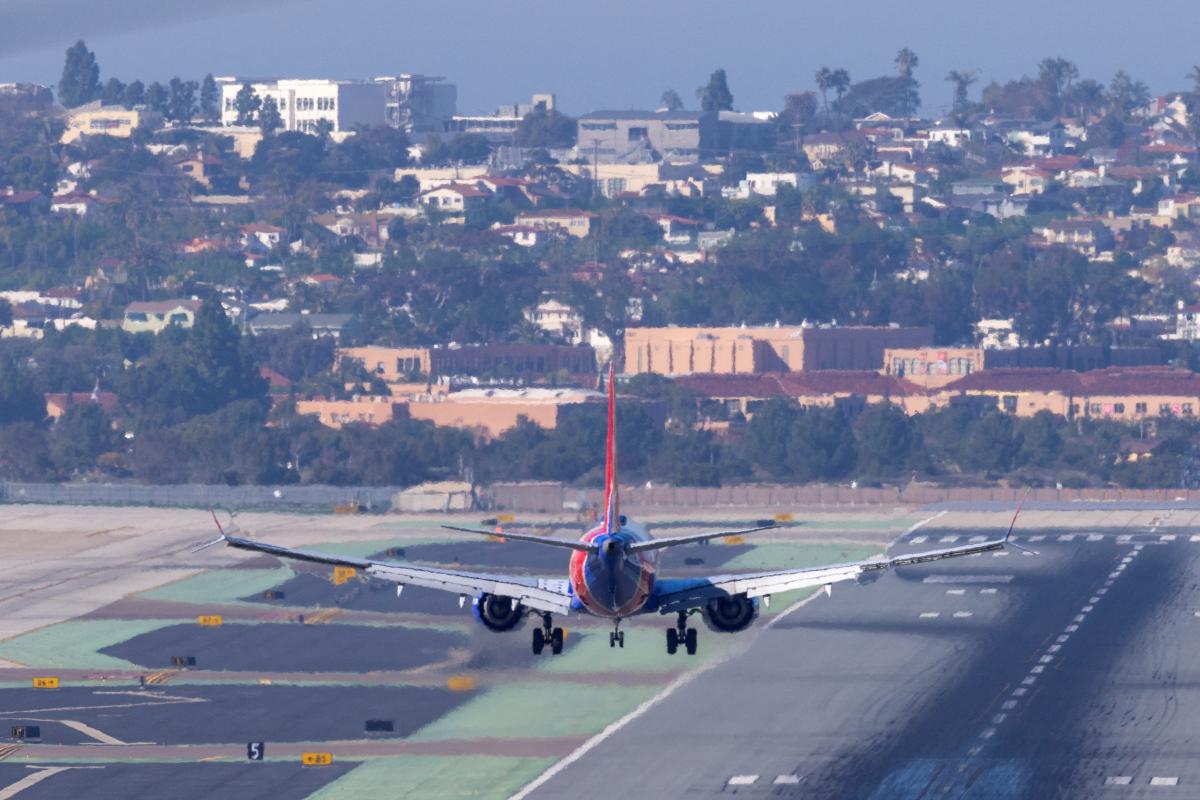 Самолет авиакомпании Southwest садится в международном аэропорту Сан-Диего / фото REUTERS