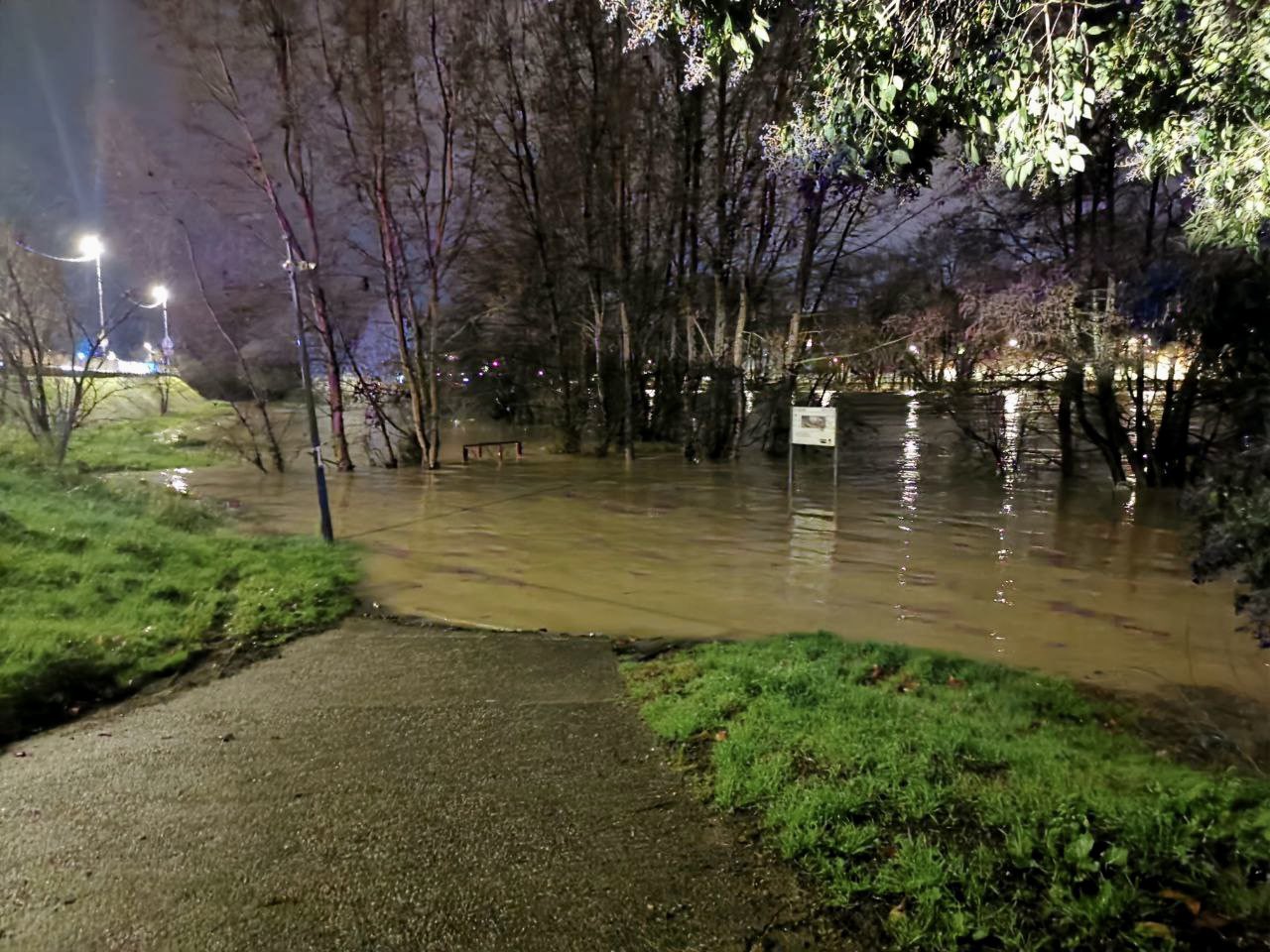 Во Франции начались наводнения / фото Jonnhy Dunal / Twitter