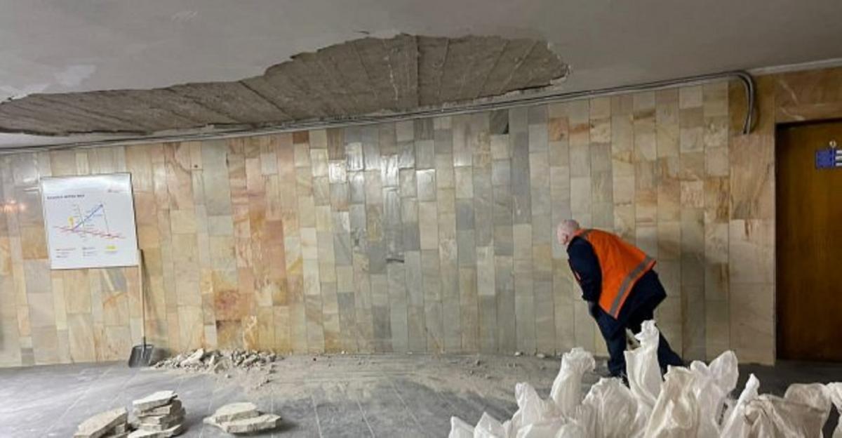 Обвал потолка в харьковском метро / фото ХМР