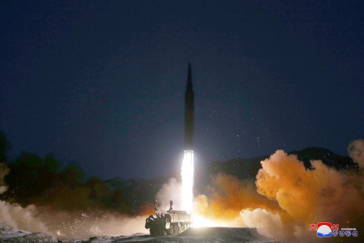 Ракета КНДР впервые пересекла морскую границу с Южной Кореей / фото REUTERS Ракета КНДР впервые пересекла морскую границу с Южной Кореей / фото REUTERS