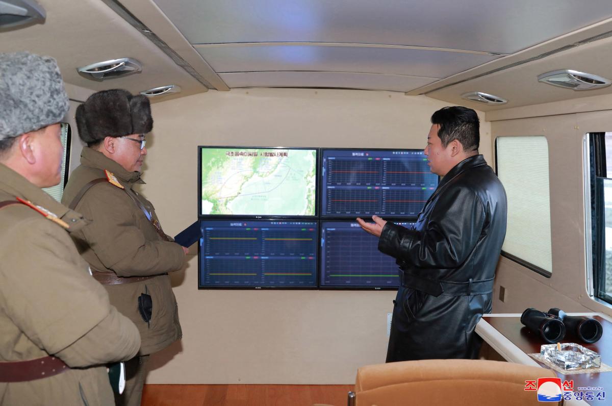 Лідер КНДР Кім Чен Ин на випробуваннях балістичних ракет / фото REUTERS