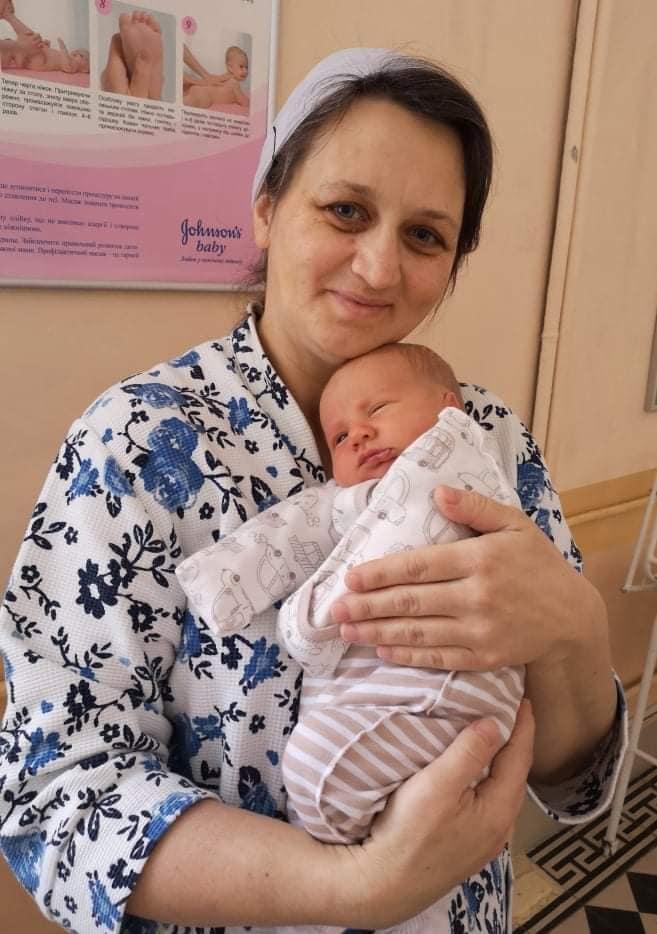 Найменшій дитині - всього чотири тижні / фото пологового відділення комунальної 3-ї міської клінічної лікарні Львова, Facebook