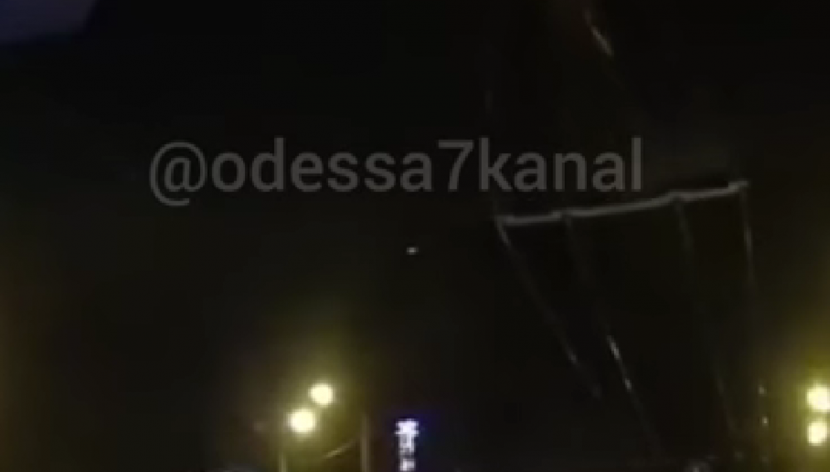 В одесском небе среди фонарей заметили "огненный шар" / скриншот видео