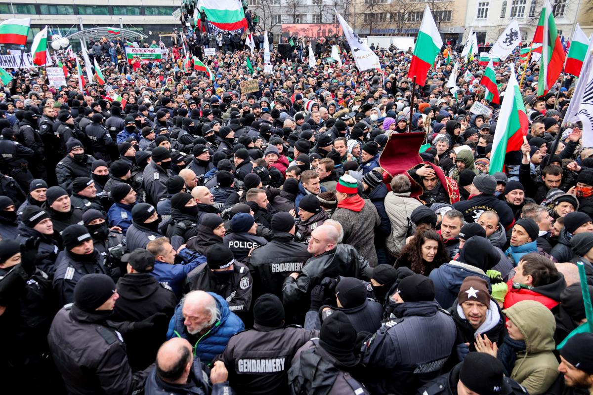 Протестующим в Софии удалось прорвать полицейский кордон / фото REUTERS