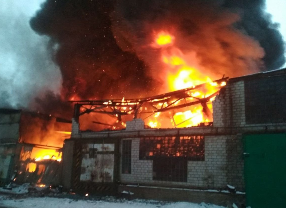 На Київщині сталася пожежа на складі використаних шин / фото t.me/dsns_telegram