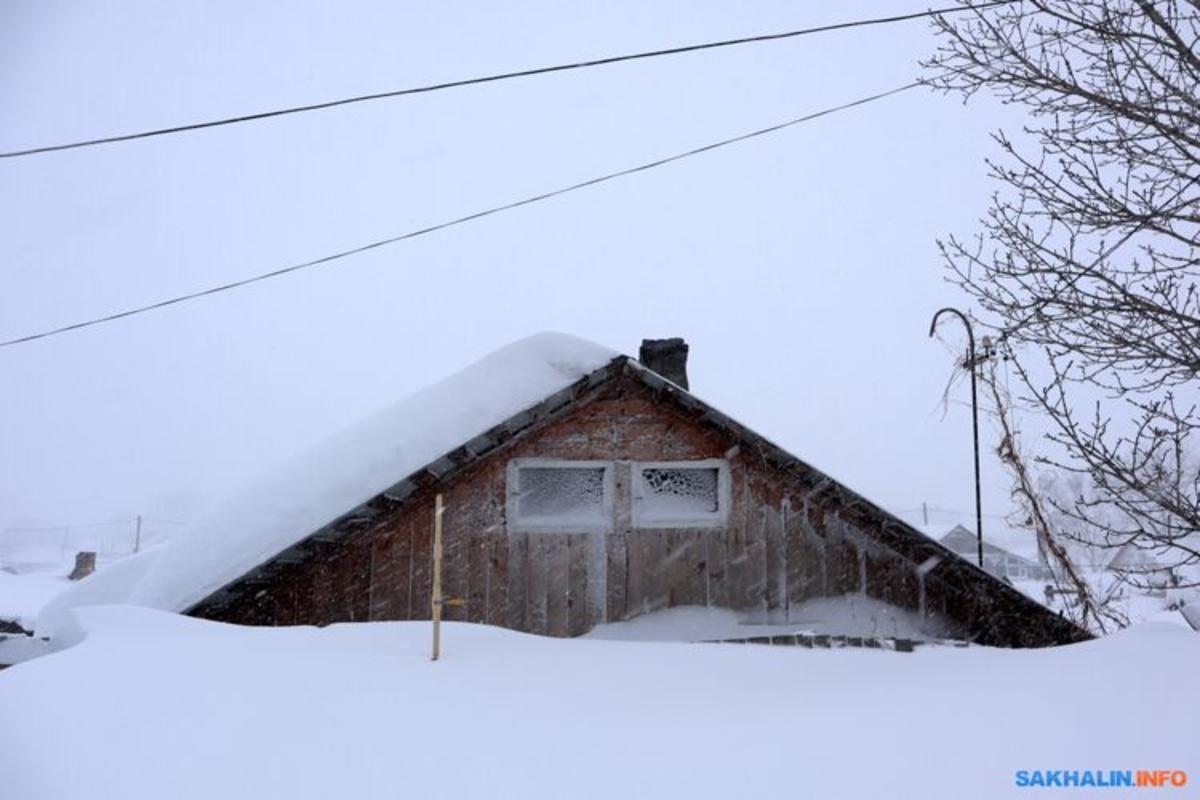 Местами снега намело по самые крыши домов / фото sakhalin.info