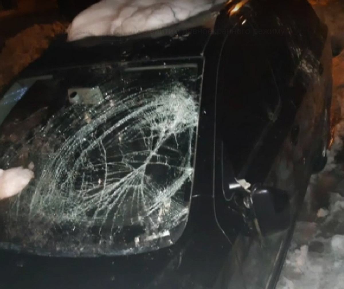 Снежная глыба разбила авто львовянина - он добился компенсации в суде / скриншот видео