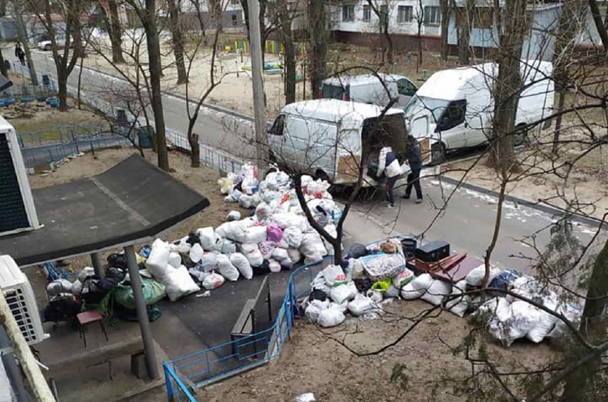 Збирачка мотлоху лишила сміття просто у дніпровському дворі / фото Любов Бурлакова в Facebook Збирачка мотлоху лишила сміття просто у дніпровському дворі / фото Любов Бурлакова в Facebook