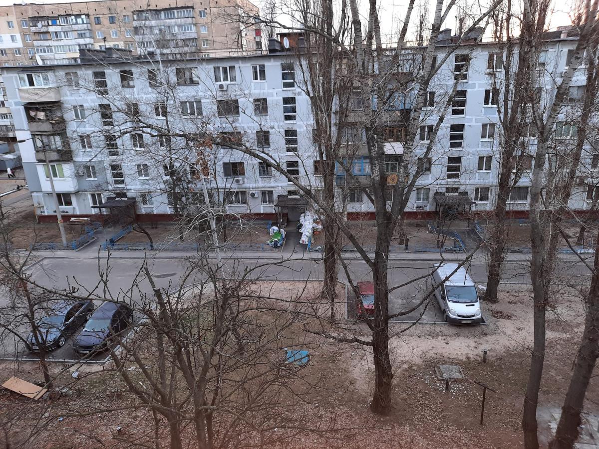 Збирачка мотлоху лишила сміття просто у дніпровському дворі / фото Любов Бурлакова в Facebook