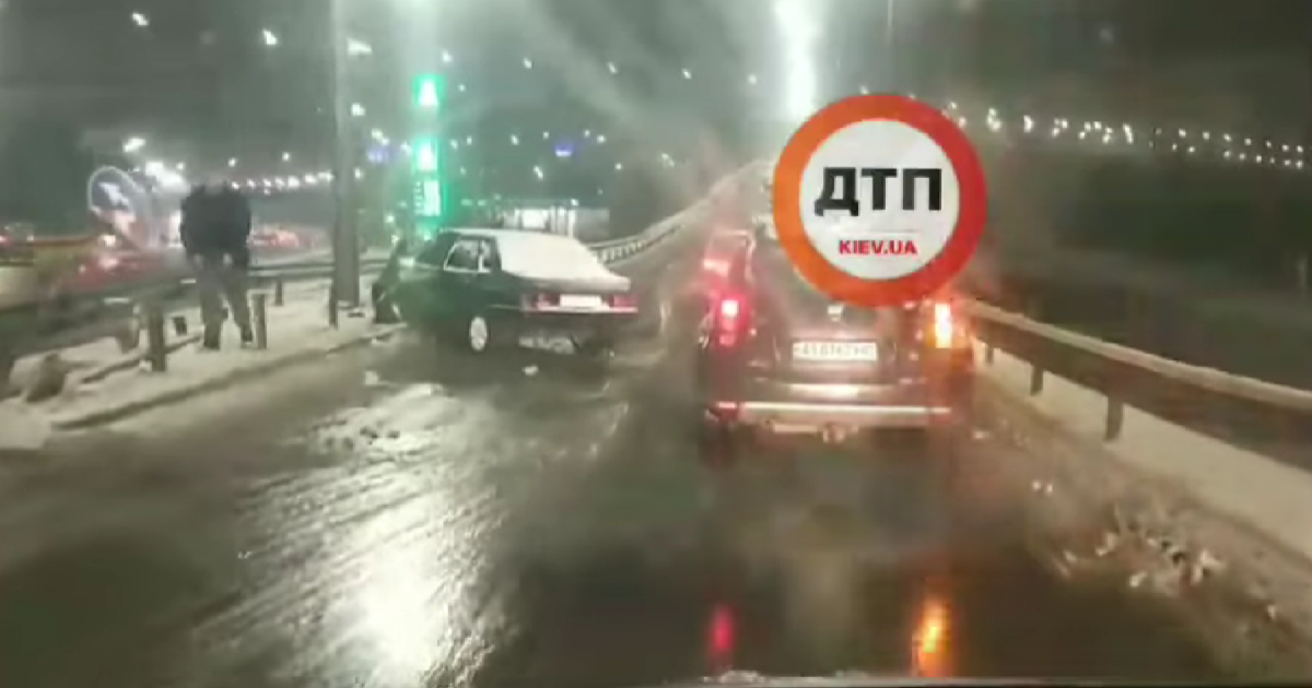 Место вечернего ДТП в Киеве / скриншот видео Место вечернего ДТП в Киеве / скриншот видео