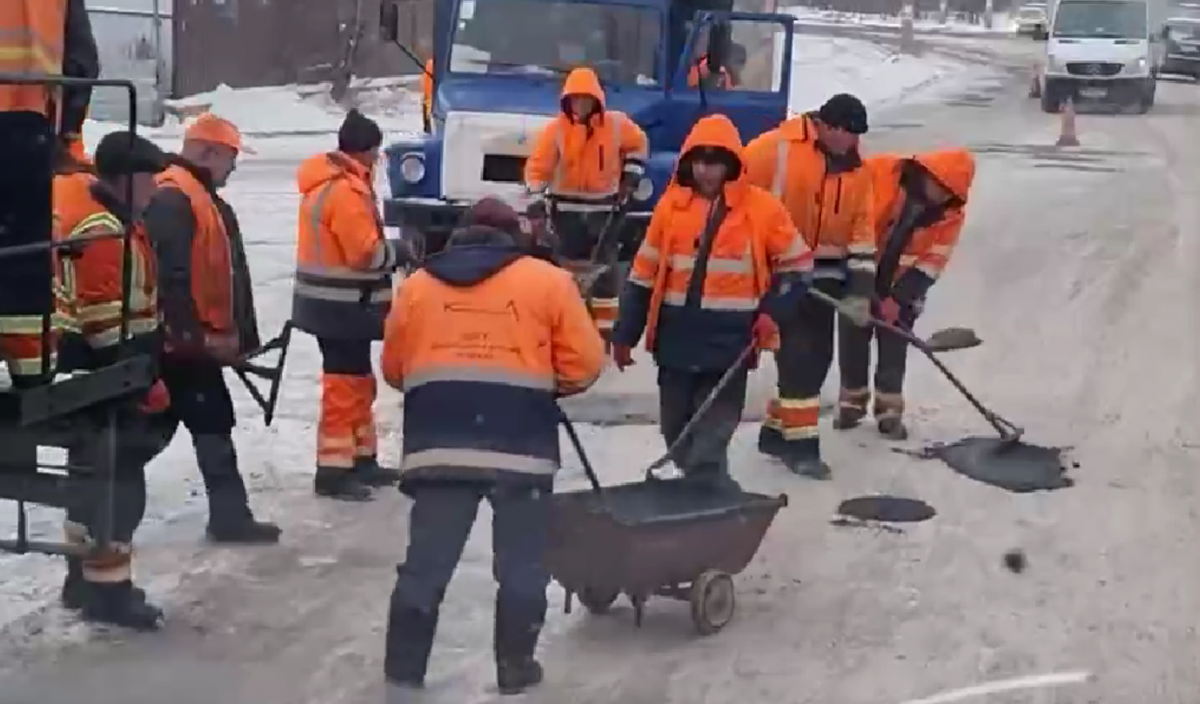 У Бортничах ремонтували дорогу в сніг / скріншот відео