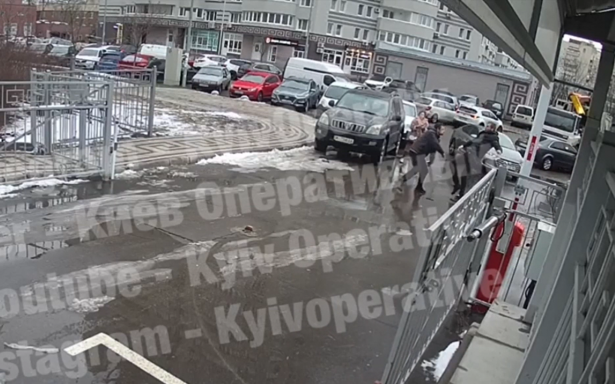 В Киеве задержали водителя, который из-за замечания избил прохожего
