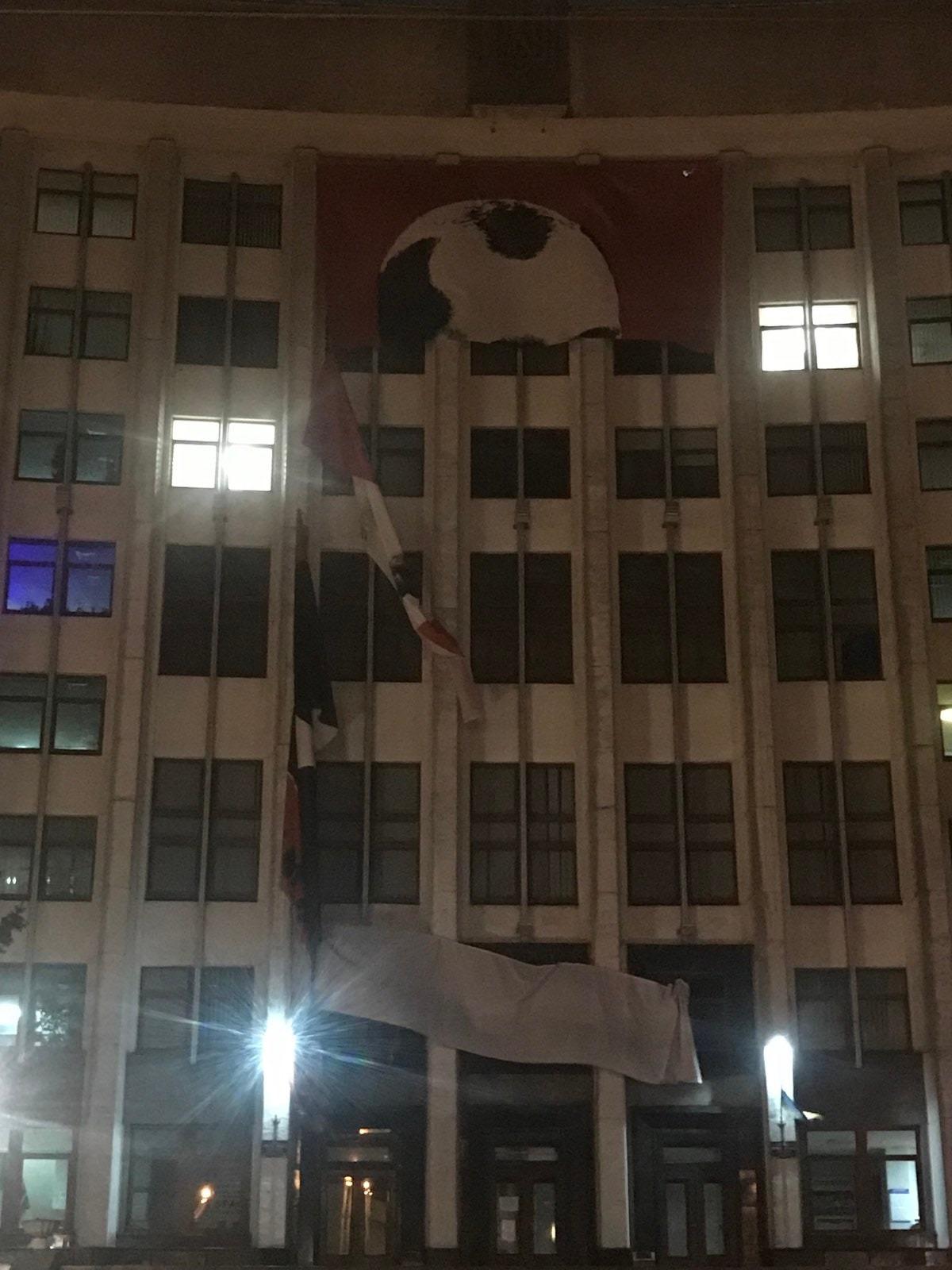 Сильний вітер пошкодив банер з портретом Бандери / фото група Тернопільські плітки.