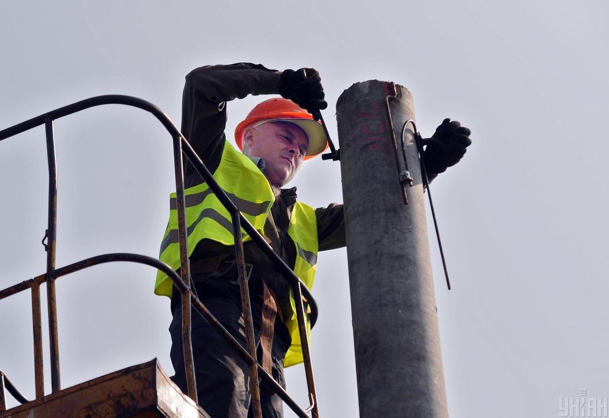 Энергетики вместе с ВСУ вернули свет для 10 тысячам семей в зоне боевых действий на Донбассе / фото УНИАН Энергетики вместе с ВСУ вернули свет для 10 тысячам семей в зоне боевых действий на Донбассе / фото УНИАН