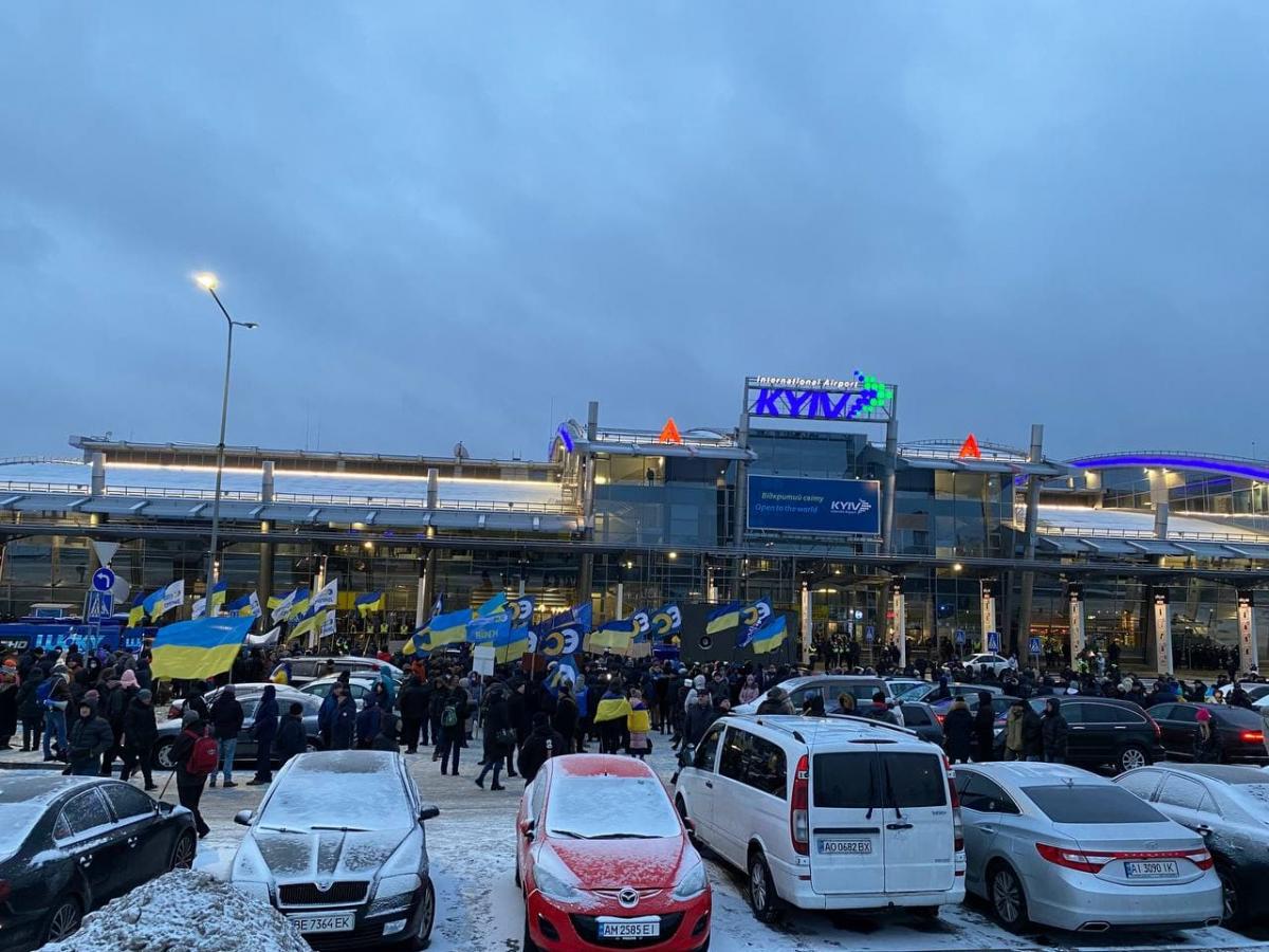 Митинг сторонников Порошенко в "Жулянах" / фото УНИАН, Татьяна Поляковская Митинг сторонников Порошенко в "Жулянах" / фото УНИАН, Татьяна Поляковская