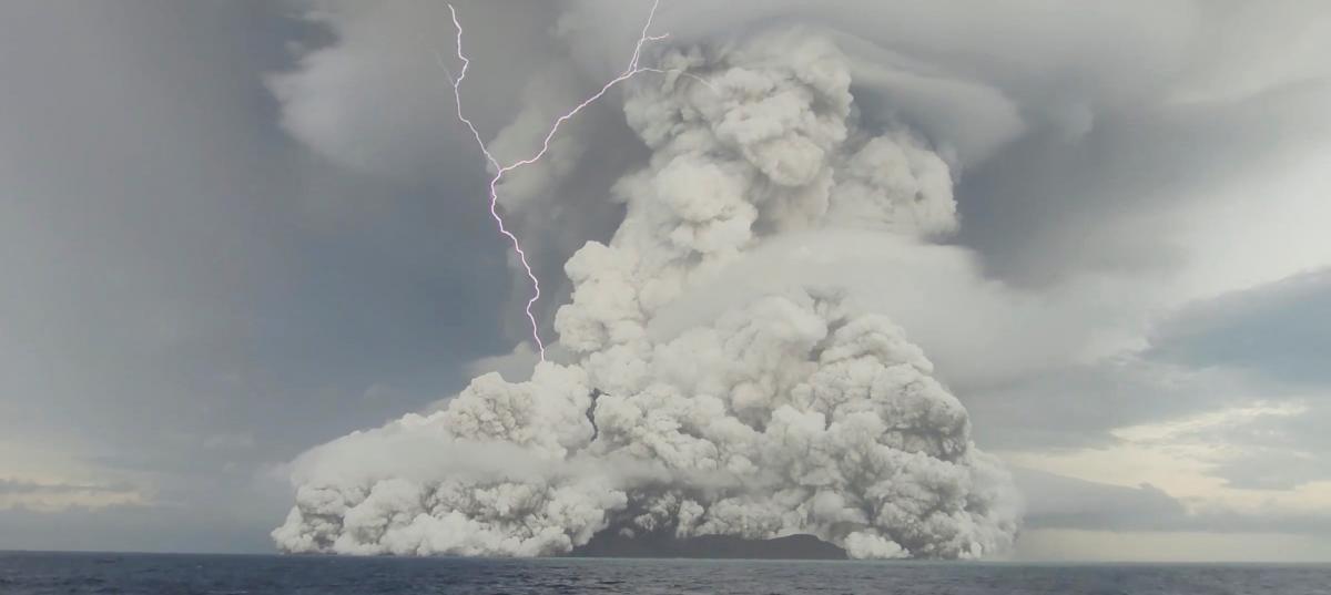 У Тонга вивергався потужний вулкан / фото REUTERS