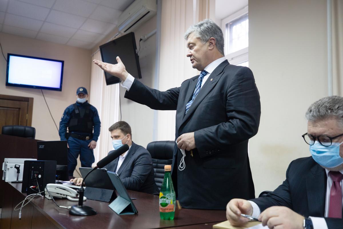 Петр Порошенко в Печерском райсуде / фото REUTERS