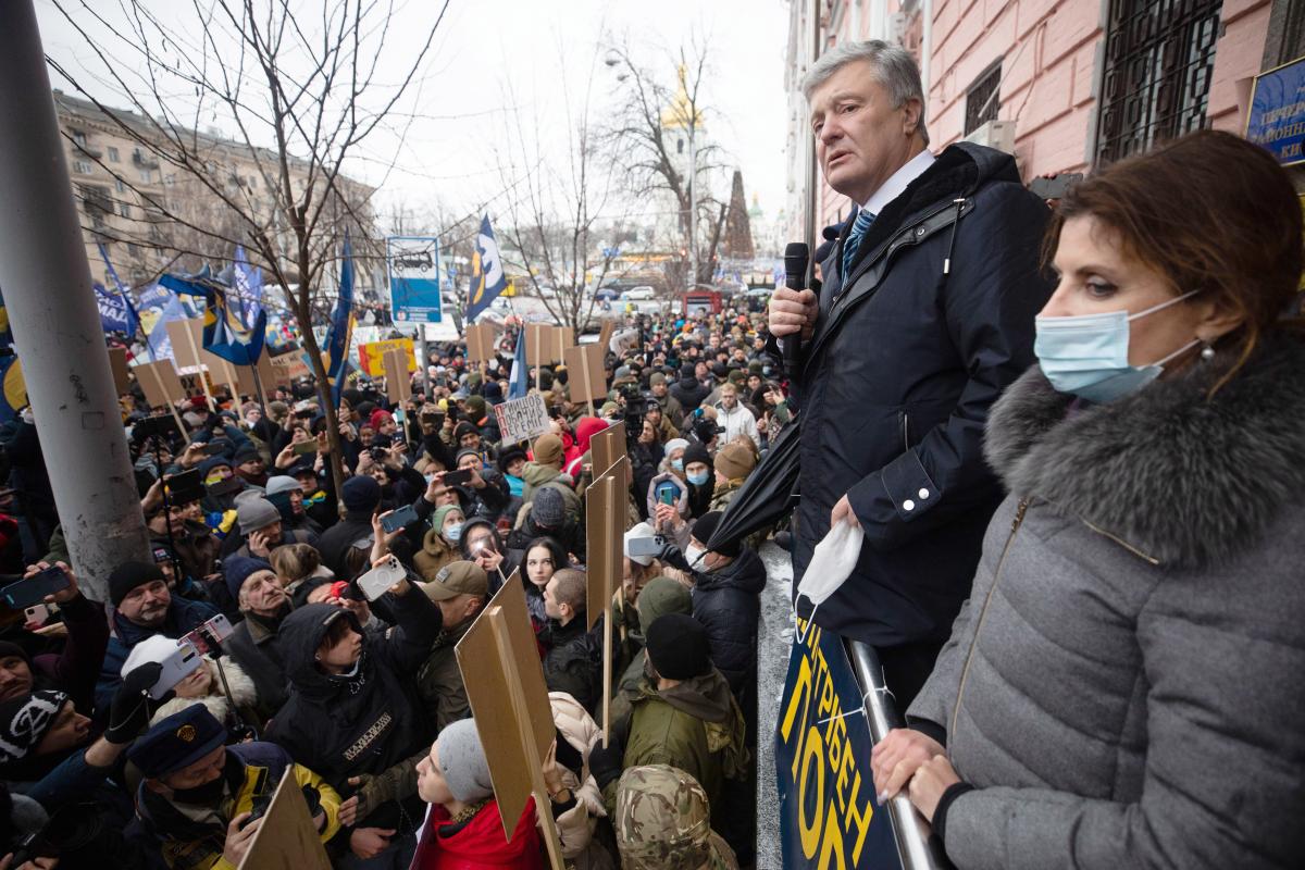Петр Порошенко прибыл в Печерский райсуд, фото УНИАН Петр Порошенко прибыл в Печерский райсуд, фото УНИАН
