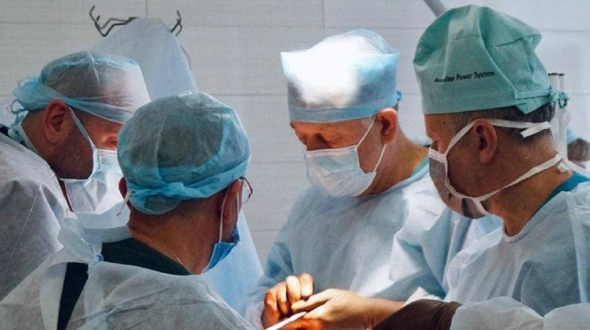 Мужчина смог выпрямить ноги только после двух сложнейших операций, которые провели хирурги 8-й городской клинической больницы во Львове / фото Первого территориального медицинского объединения города Львова