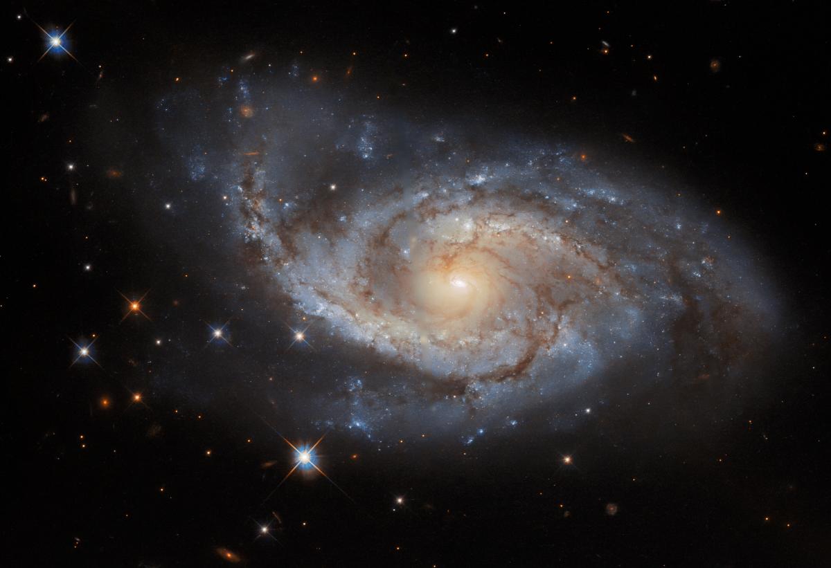 Внешние края галактики NGC 3318 напоминают паруса корабля / фото ESA/Hubble & NASA, ESO, R. J. Foley