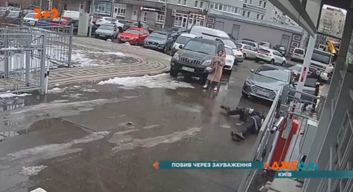 Агресивний водій жорстоко побив перехожого за зауваження / скріншот Агресивний водій жорстоко побив перехожого за зауваження / скріншот